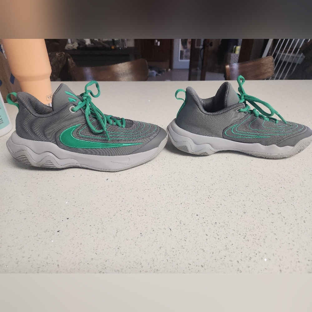 Nike Giannis Sneaker Boy Size 6.5